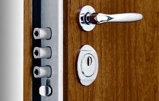 Locking lock for room security
