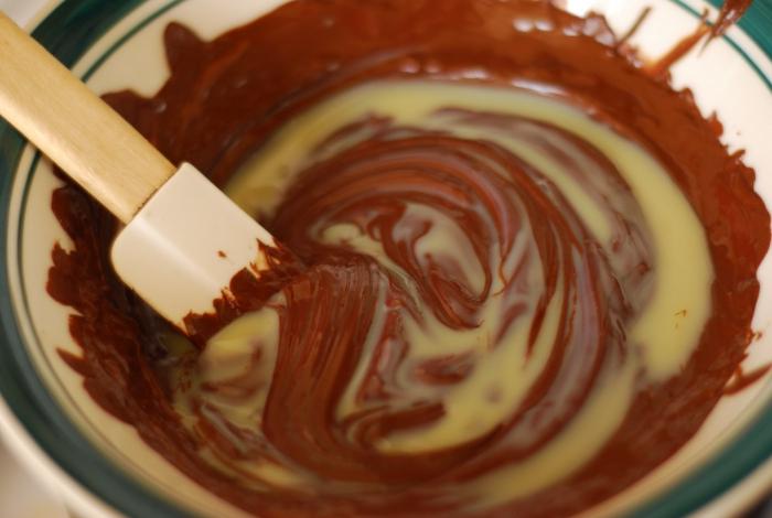 How to make a cream of butter and condensed milk with cocoa powder