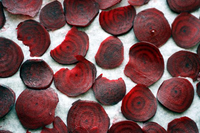 Is it possible to eat raw beets? Benefits, Limitations, and Useful Recipes