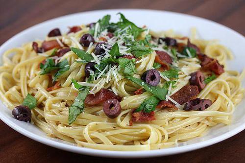 pasta in creamy sauce with bacon 