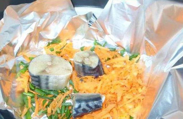 Fish with onions and carrots in a multivariate: delicious recipes