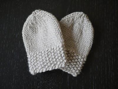 Easy knitting for newborns: beads with knitting needles and gloves