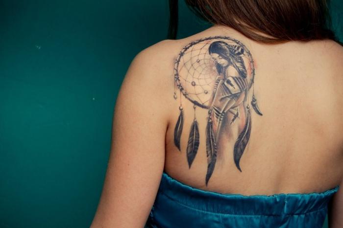 Female tattoos on the back - the choice of determined girls
